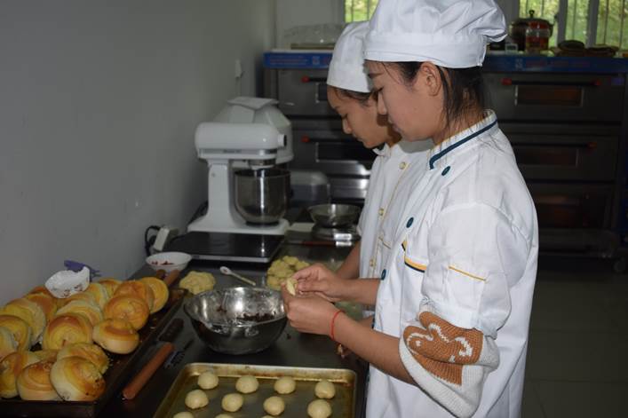 说明: G:\就业工作\创业工作\2017创业培训\​太阳成tyc122cc：就业创业成果展展板制作素材\食品-创客西点屋.JPG